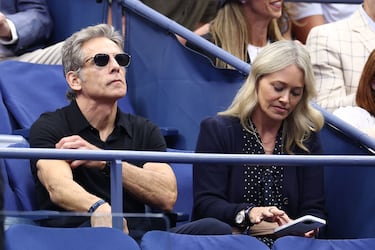 El actor estadounidense Ben Stiller y su esposa, la actriz estadounidense Christine Taylor, asisten a la final individual masculina de tenis entre el italiano Jannik Sinner y el español Carlos Alcaraz.
