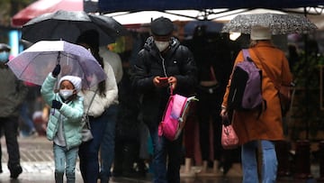 Santiago, 03 de junio 2022.
Lluvia en los alrededores de Plaza de Armas en el centro de Santiago.
Jonnathan Oyarzun/Aton Chile