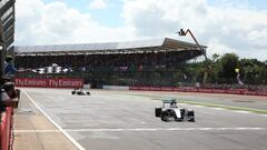 Hamilton, tras cruzar la l&iacute;nea de meta en Silverstone.