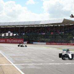 Hamilton gana en Silverstone, Sainz acaba 8º y Alonso 13º