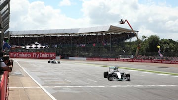 Hamilton, tras cruzar la l&iacute;nea de meta en Silverstone.