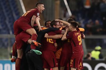 El Roma festejó la clasificación tras el final del partido.