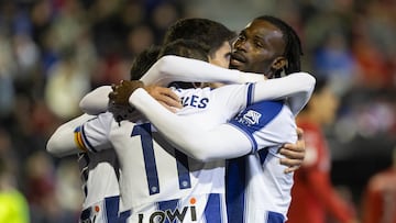 CIEZA (MURCIA), 03/12/2025.- El delantero del Levante UD Goduine Koyalipou (d) celebra junto a sus compañeros tras marcar el 0-1 durante el partido de la segunda ronda de la Copa del Rey que disputan este miércoles en el estadio La Arboleja de Cieza. EFE/Marcial Guillén