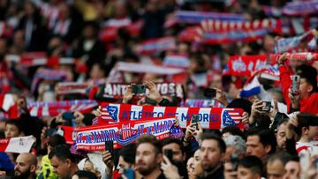 La afici¨®n del Atl¨¦tico en el encuentro ante el Athletic.