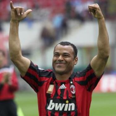 Ganó dos Mundiales y dos Copas América con Brasil. Se consagró en su paso por el Milan, tras ganar la Champions League, y también se coronó dos veces con el Sao Paulo en la Copa Libertadores. Sin embargo, el vida de Cafú después de su retiro no fue lo que esperaba. Con una deuda de 6 millones de dólares, debido a malos movimientos realizados con su empresa, el exjugador se declaró en bancarrota en 2019.