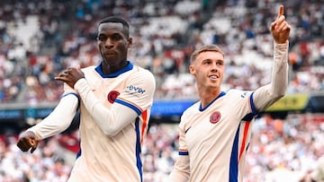 Nicolas Jackson y Cole Palmer, jugadores del Chelsea, celebran un gol ante el West Ham.