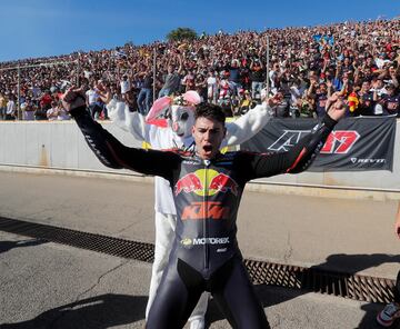 El español Augusto Fernández se ha convertido en el campeón del mundo de Moto2 en el Circuito Ricardo Tormo en el Gran premio de la Comunidad Valenciana.