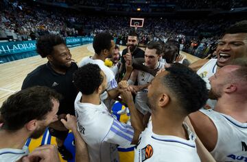 Los jugadores del Real Madrid celebran la victoria y la clasificación a la Final Four de la Euroliga.