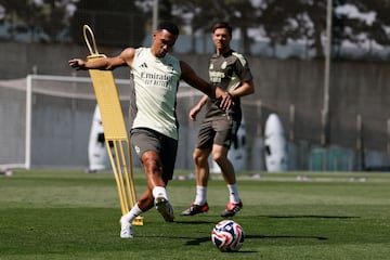 Trent Alexander-Arnold durante el entrenamiento de esta mañana. 