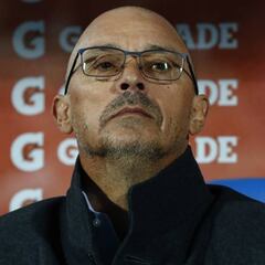 Arias entra en la historia: el DT sin victorias que más aguantó