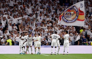 1-0. El astro francés celebra con sus compañeros el primer tanto del Real Madrid.