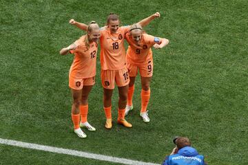 The Netherlands beat South Africa 2-0 to reach the quarter-finals.