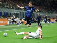 Soccer Football - Serie A - Inter Milan v Cagliari - Stadio San Siro, Milan, Italy - April 17, 2026 Inter Milan's Nicolo Barella in action with Cagliari's Adam Obert REUTERS/Claudia Greco