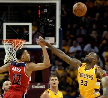 Otto Porter y LeBron James van a por el balón.