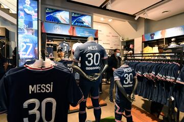 Numerosos aficionados del Paris Saint-Germain se han agolpado en la puerta de la tienda oficial del estadio para conseguir una camiseta del astro argentino.