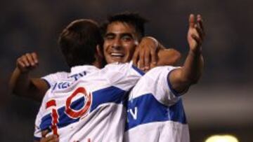 El jugador de Universidad Catolica celebra su segundo gol durante el partido de primera division contra Antofagas