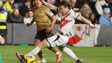 MADRID, 16/03/2025.- El defensa uruguayo del Rayo Vallecano, Alfonso Espino (d), disputa el balón ante el centrocampista japonés de la Real Sociedad, Takefusa Kubo, durante el encuentro correspondiente a la jornada 28 de Laliga EA Sports que disputan hoy domingo Rayo y Real Sociedad en el estadio de Vallecas, en Madrid. EFE / Sergio Perez.