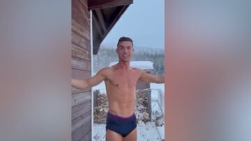 Cristiano Ronaldo compartió en sus redes como se sumerge en aguas heladas durante sus vacaciones.