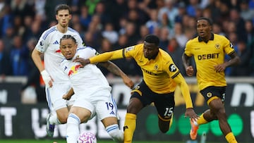 Soccer Football - Premier League - Wolverhampton Wanderers v Leeds United - Molineux Stadium, Wolverhampton, Britain - September 20, 2025 Leeds United's Noah Okafor in action with Wolverhampton Wanderers' Yerson Mosquera Action Images via Reuters/Matthew Childs EDITORIAL USE ONLY. NO USE WITH UNAUTHORIZED AUDIO, VIDEO, DATA, FIXTURE LISTS, CLUB/LEAGUE LOGOS OR 'LIVE' SERVICES. ONLINE IN-MATCH USE LIMITED TO 120 IMAGES, NO VIDEO EMULATION. NO USE IN BETTING, GAMES OR SINGLE CLUB/LEAGUE/PLAYER PUBLICATIONS. PLEASE CONTACT YOUR ACCOUNT REPRESENTATIVE FOR FURTHER DETAILS..