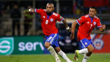 Futbol, Chile vs Venezuela.
Clasificatorias al mundial de Catar 2022.
El jugador de Chile Arturo Vidal, izquierda,  juega el balon contra Venezuela durante el partido por las clasificatorias al Mundial de Catar 2022 realizado en el Estadio San Carlos de Apoquindo
Santiago, Chile.
14/10/2021
Andres Pina/Photosport 

Football, Chile vs Venezuela.
2022 World cup Qatar qulifying match.
Chile 's player Arturo Vidal, left, play the ball against Venezuela during the 2022 Qatar World Cup qualifier football match at San Carlos de Apoquindo stadium Santiago, Chile.
10/14/2021
Andres Pina/Photosport