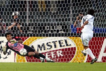Siete años después, la Juventus volvería a arruinarle una Champions al Madrid, que en este caso llegaba a la ronda como vigente campeón tras haber batido al Bayer Leverkusen en la anterior final, la de la volea de Zidane en Glasgow. El Madrid se impuso en la ida del Bernabéu por 2-1, pero el resultado fue corto para lo visto en el campo: los blancos fueron mucho mejores y marcaron Ronaldo y Roberto Carlos, pero desperdiciaron muchas ocasiones y Trezeguet anotó en el único acercamiento serio de la Juventus. En Delle Alpi el cuento fue muy diferente: la Juve se puso 2-0 con goles de Trezeguet y Del Piero, con Ronaldo tocado y en el banquillo. Salió en el descanso y provocó un penalti que lanzó Figo, pero Buffon lo detuvo y abortó la remontada blanca. Nedved sentenció con un derechazo tras carrerón al desmarque y Zidane descontó con el tiempo casi cumplido. A las puertas de la final de Old Trafford, el Madrid cayó; la Juve lo haría en la tanda de penaltis ante el Milán en el partido por el título.