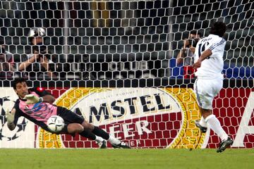 Siete a?os despu谷s, la Juventus volver赤a a arruinarle una Champions al Madrid, que en este caso llegaba a la ronda como vigente campe車n tras haber batido al Bayer Leverkusen en la anterior final, la de la volea de Zidane en Glasgow. El Madrid se impuso en la ida del Bernab谷u por 2-1, pero el resultado fue corto para lo visto en el campo: los blancos fueron mucho mejores y marcaron Ronaldo y Roberto Carlos, pero desperdiciaron muchas ocasiones y Trezeguet anot車 en el 迆nico acercamiento serio de la Juventus. En Delle Alpi el cuento fue muy diferente: la Juve se puso 2-0 con goles de Trezeguet y Del Piero, con Ronaldo tocado y en el banquillo. Sali車 en el descanso y provoc車 un penalti que lanz車 Figo, pero Buffon lo detuvo y abort車 la remontada blanca. Nedved sentenci車 con un derechazo tras carrer車n al desmarque y Zidane descont車 con el tiempo casi cumplido. A las puertas de la final de Old Trafford, el Madrid cay車; la Juve lo har赤a en la tanda de penaltis ante el Mil芍n en el partido por el t赤tulo.