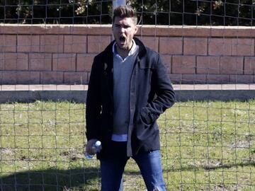 Víctor Cea, con su inseparable botella de agua, da instrucciones a sus jugadores en el partido contra el Fuenlabrada.