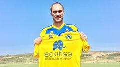 Marko Dmitrovic posa con la camiseta del Alcorc&oacute;n en el Marbella Center.