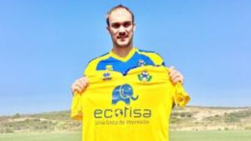 Marko Dmitrovic posa con la camiseta del Alcorc&oacute;n en el Marbella Center.