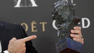 GRA628. MADRID, 04/02/2017.- El maquillador David Mart&iacute; posa tras recibir el premio al mejor maquillaje y peluquer&iacute;a, por su trabajo en la pel&iacute;cula &quot;Un monstruo viene a verme&quot;, en la gala de la XXXI edici&oacute;n de los Premios Goya del cine espa&ntilde;ol que se celebra esta noche en el Marriott Auditorium Hotel, en Madrid. EFE/JuanJo Mart&iacute;n