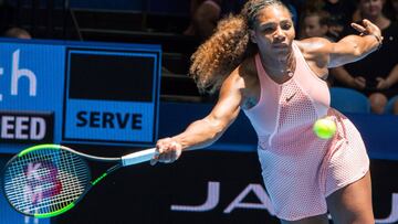 Serena Williams devuelve una bola ante Katie Boultier en la Hopman Cup.