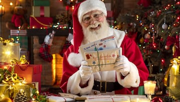 Conoce la historia del verdadero origen de Santa Claus, el hombre que cada año deja regalos en el árbol de navidad.