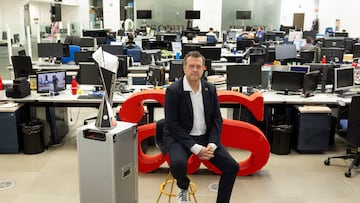 Jesús Velasco, en la redacción de AS, con el trofeo de la Supercopa.