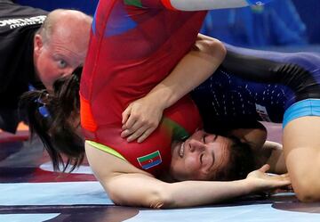 La japonesa Yukako Kawai practica una llave a la azerí Elmira Gambarova durante los mundiales de Lucha que se celebran en París.