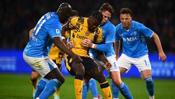 Lukaku y McTominay pugnan por un balón con Bonny durante el Nápoles-Inter Milan de la pasada campaña.