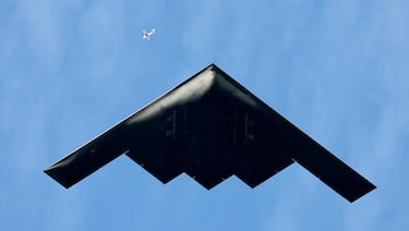 Una avioneta se ve eclipsada por un bombardero furtivo B-2 de Northrop Grumman que sobrevuela el bulevar Colorado en Pasadena el miércoles 1 de enero de 2025. El B-2 proviene de la Base Aérea Whiteman en Misuri.