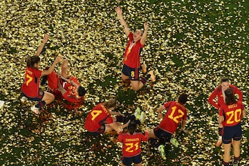 Las jugadoras celebran en el césped el Mundial.