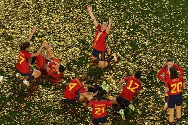 Las jugadoras celebran en el césped el Mundial.