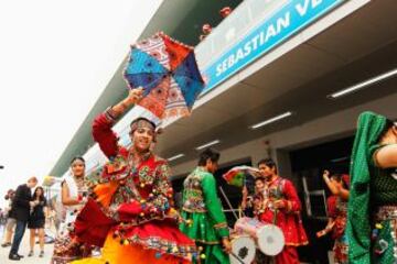 Ambiente con bailes locales antes del GP de Fórmula Uno de la India en el circuito Internacional Buddh