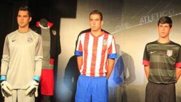 <b>PRESENTACIÓN. </b>David Gil, Nacho Sáiz, Antonio Montoro y David Galindo posan con los nuevos uniformes para la 2012-13.