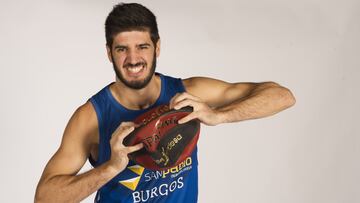 Álex Barrera con un balón en las manos