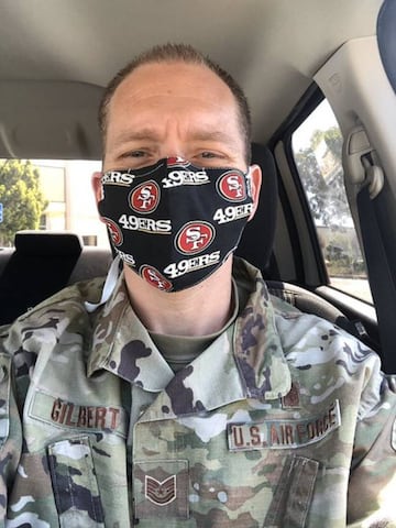 Seguidor de 49ers con su mascarilla.