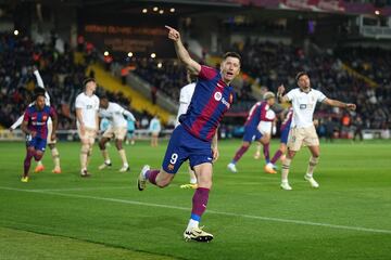 2-2. Robert Lewandowski celebra el tanto que marca en el minuto 48 de partido, primero de su cuenta particular.