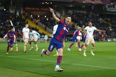 2-2. Robert Lewandowski celebra el tanto que marca en el minuto 48 de partido, primero de su cuenta particular.