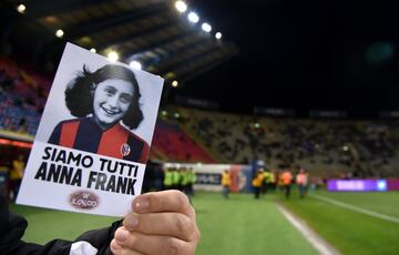 Las plantillas de todos los equipos de la Serie A harán un minuto de silencio antes del comienzo de sus encuentros y participarán en la lectura de unos extractos del célebre Diario de Ana Frank en respuesta al antisemitismo mostrado por los ultras del Lazio.