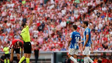 BILBAO, 04/09/2022.- El árbitro saca la tarjeta amarilla al defensa Cabrera durante el partido de la cuarta jornada de Liga que disputan en el estadio San Mamés de Bilbao. EFE/ Miguel Toña