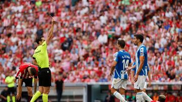 BILBAO, 04/09/2022.- El árbitro saca la tarjeta amarilla al defensa Cabrera durante el partido de la cuarta jornada de Liga que disputan en el estadio San Mamés de Bilbao. EFE/ Miguel Toña
