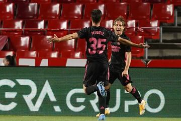 Modric anotó el 0-1. El croata celebra el gol con el canterano Miguel Gutiérrez (que le dio la asistencia).