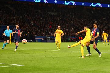 0-1. Donnarumma sale mal en el despeje tra sun centro lateral de Lamine Yamal y Raphinha aprovecha para marcar a placer con la pierna derecha.