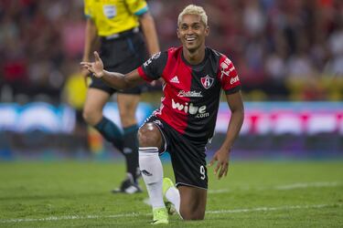 En sus inicios, el delantero mostraba un peinado exótico muy parecido al que lucía Neymar en ese momento, debido a esto se ganó este mote. Después de jugar en la Liga MX jugó en Peñarol de Uruguay. Actualmente juega en el Barcelona de Ecuador.